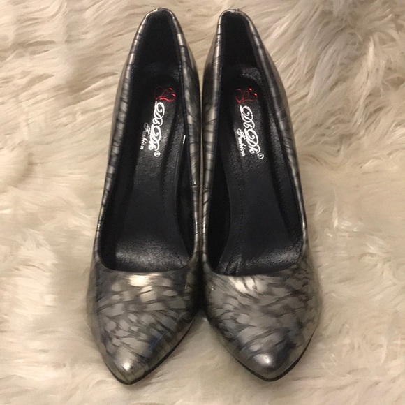 Silver and black high heels - Picture 2 of 5